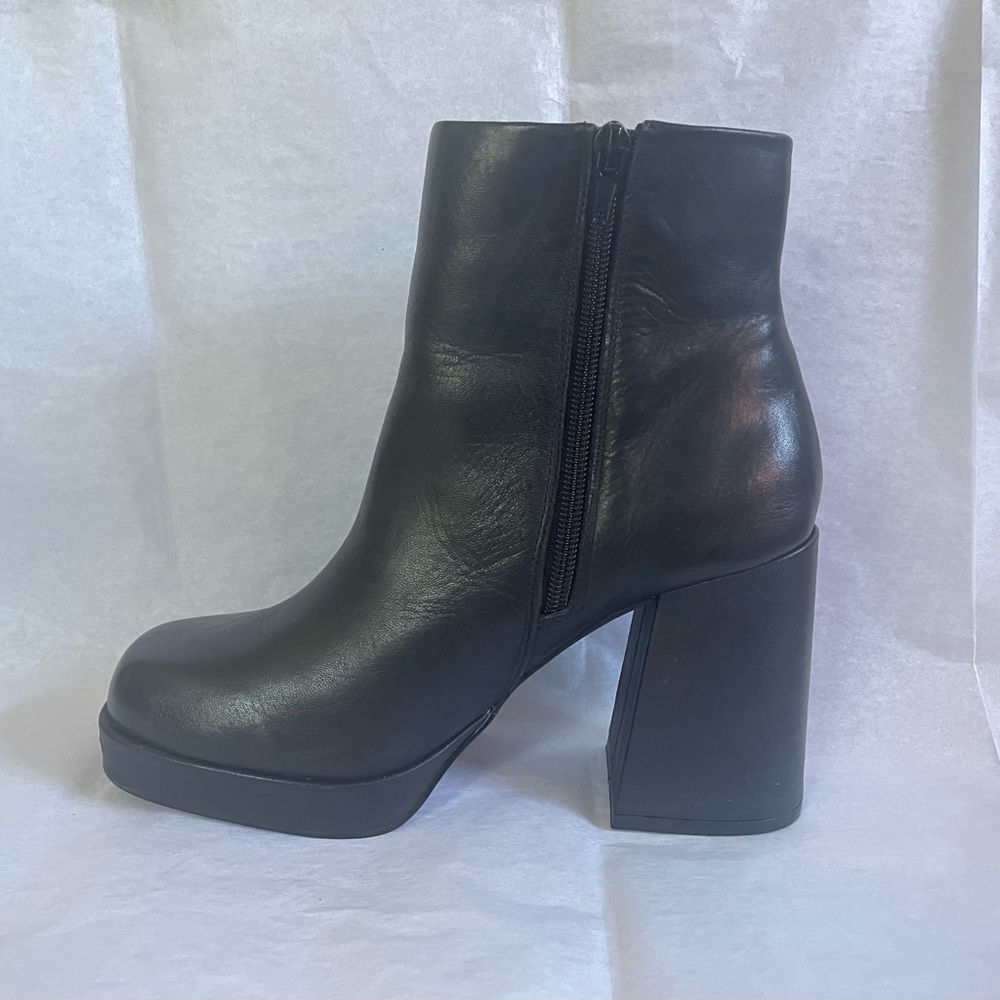 Steve Madden Edsel Black Leather Boots - Picture 3 of 3